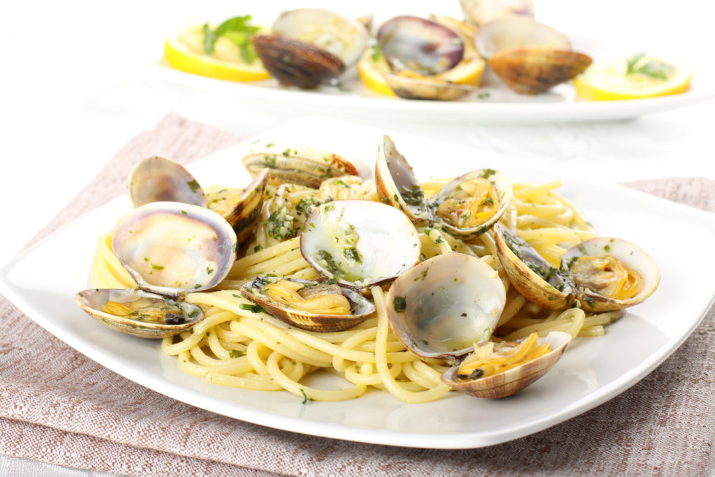 linguini with clams, linguini and clams, pasta, pasta recipe, seafood pasta, seafood pasta recipe, easy recipe, the meghan jones, meghan jones, foodie, dallas foodie, dallas food blogger, wine online, wine box, wine subscription, wine club